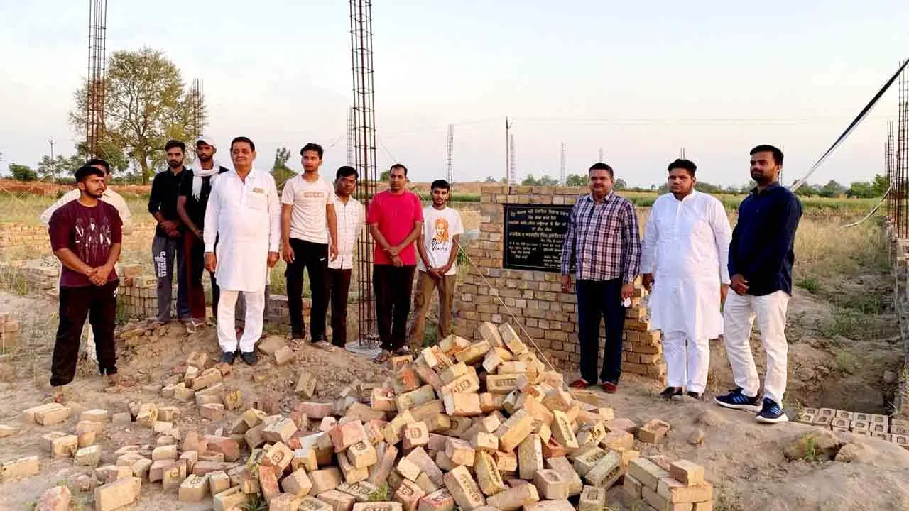 सरकार द्वारा गौशाला के शैडों का कार्य रोकने से ग्रामीणों में रोष