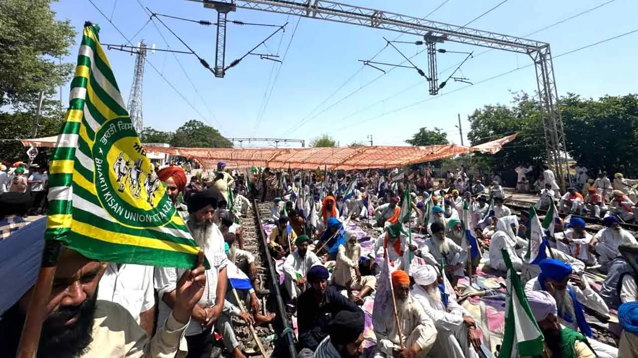 Shambhu Border: किसानों ने शंभू बॉर्डर पर जाम किया रेलवे ट्रैक