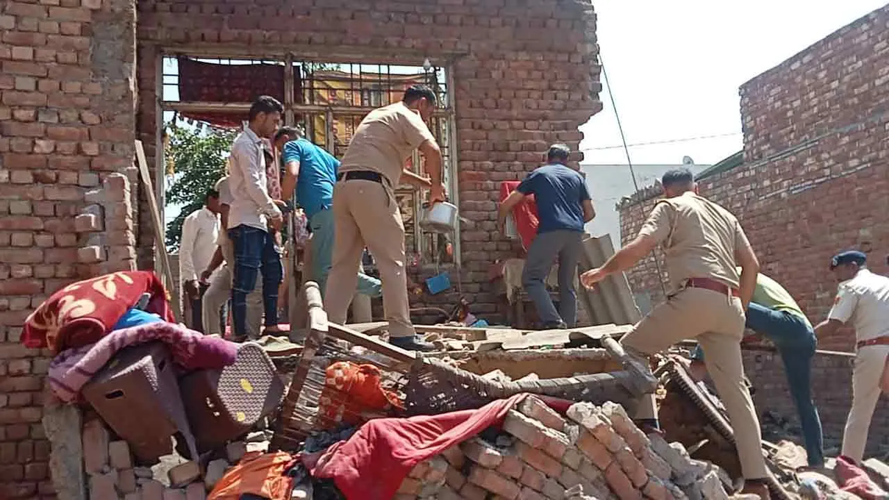 भिवानी में गिरी मकान की छत, सास-बहु और बच्चा घायल