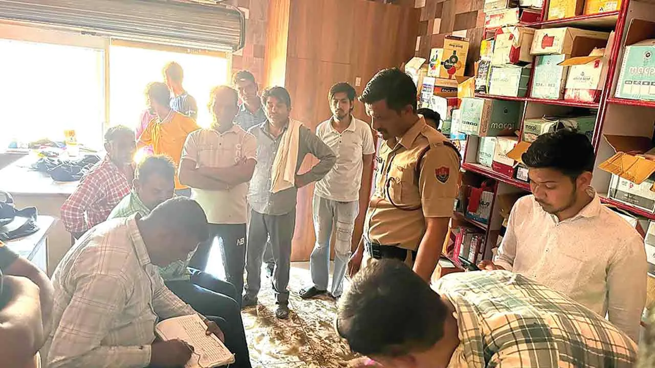 Fire: गारमेंट्स की होलसेल दुकान में लगी आग, लाखों का नुकसान