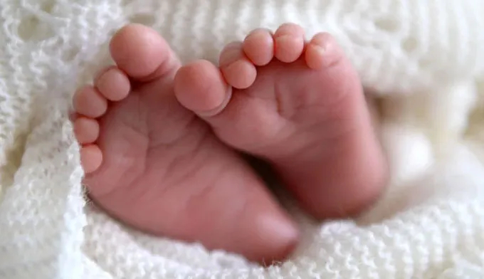 बस स्टैंड की मेज पर बच्चे का शव छोड़कर अज्ञात फरार
