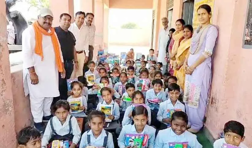 दो केएनजे राजकीय प्राथमिक विद्यालय में बच्चों को पाठ्य सामग्री वितरित