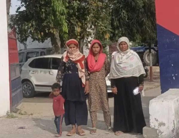 बेवा और उसकी बेटियों को दबंगों ने घर में घुसकर लाठी डंडों से पीटा, बेबा ने लगाई पुलिस ने मदद की गुहार