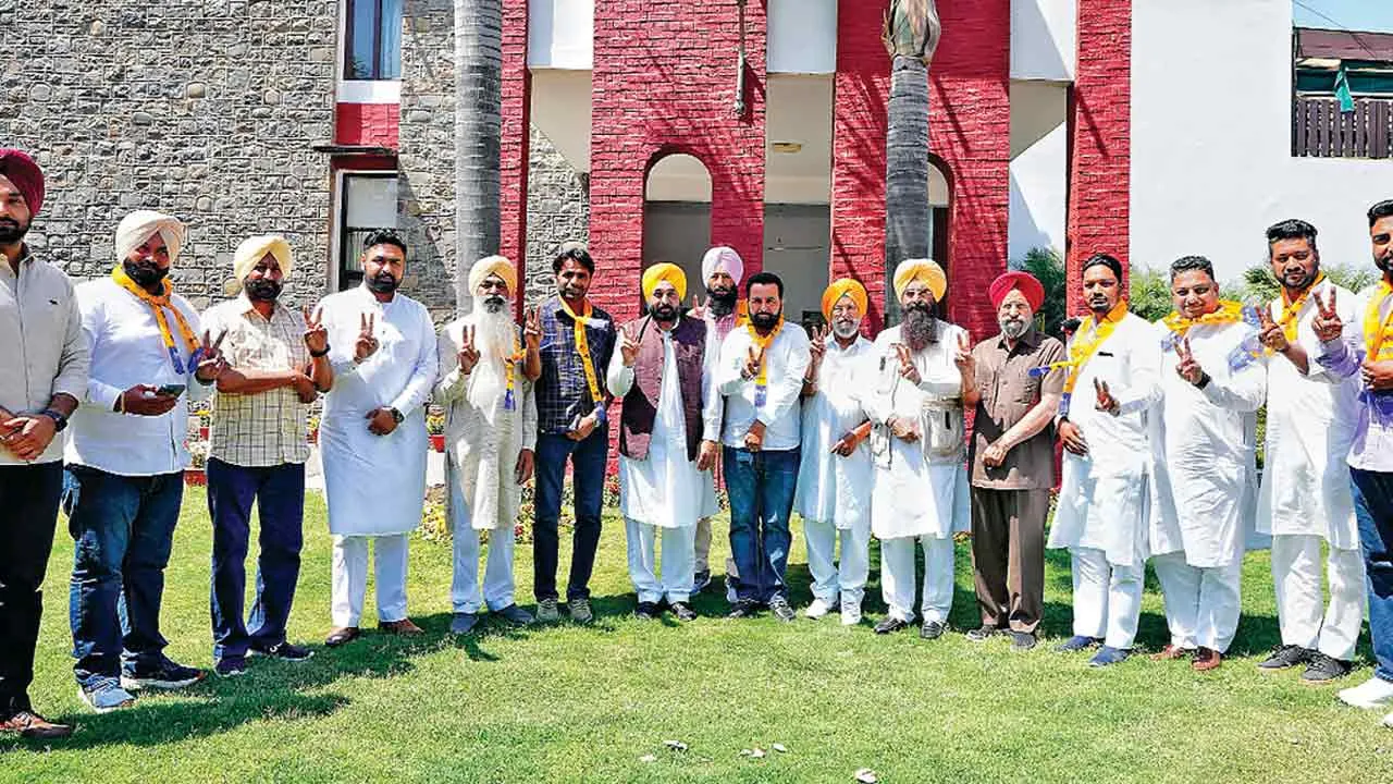 बठिंडा के कई वरिष्ठ अकाली और कांग्रेस नेता आम आदमी पार्टी में हुए शामिल