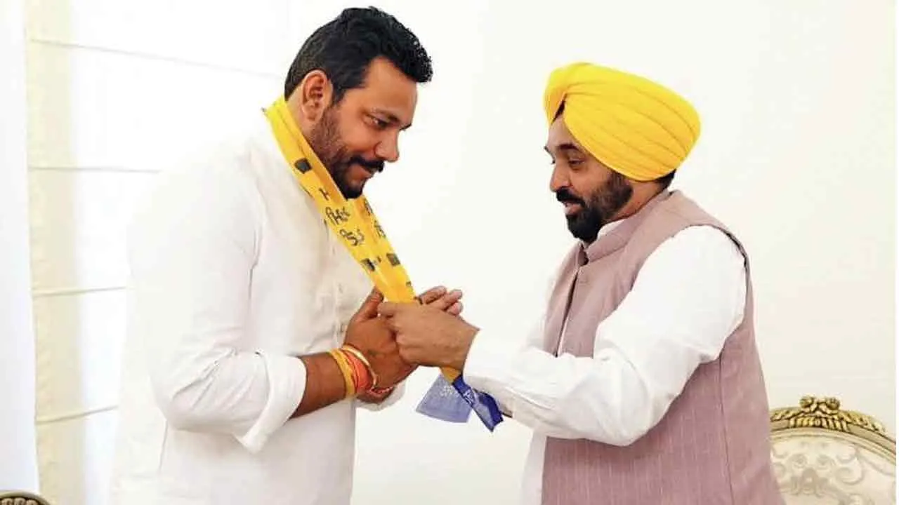 Aam Aadmi Party: विजय सांपला का भतीजा ‘आप’ में शामिल