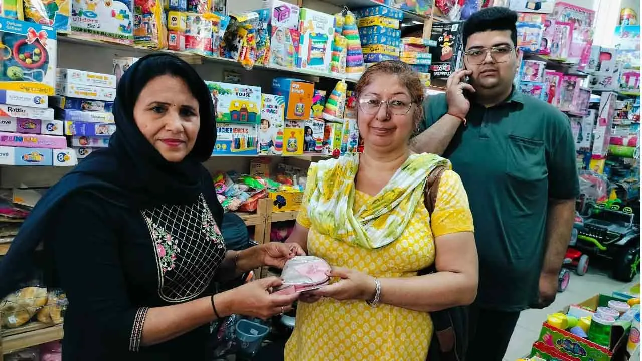 आशा इन्सां ने खोया हुआ पर्स लौटाकर ईमानदारी की मिसाल कायम की