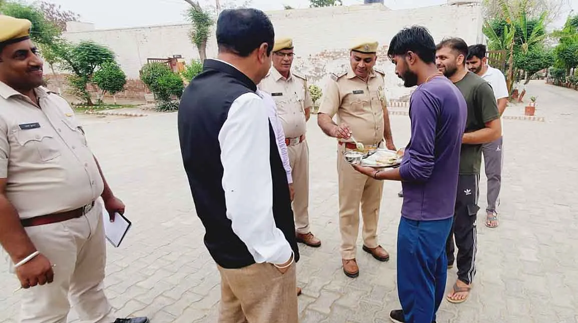 अपर जिला एवं सेशन न्यायाधीश ने कारागृह में जांची भोजन की गुणवत्ता 