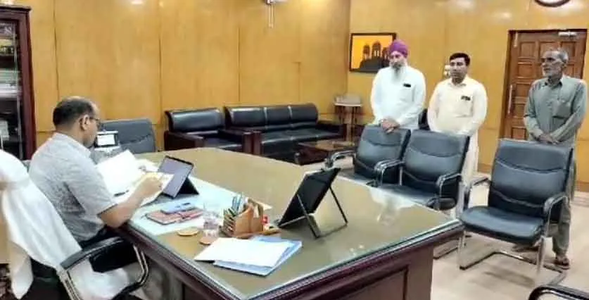 Farmers News: किसानों का रोका गया रास्ता, जिला कलक्टर से लगाई खुलवाने की गुहार!
