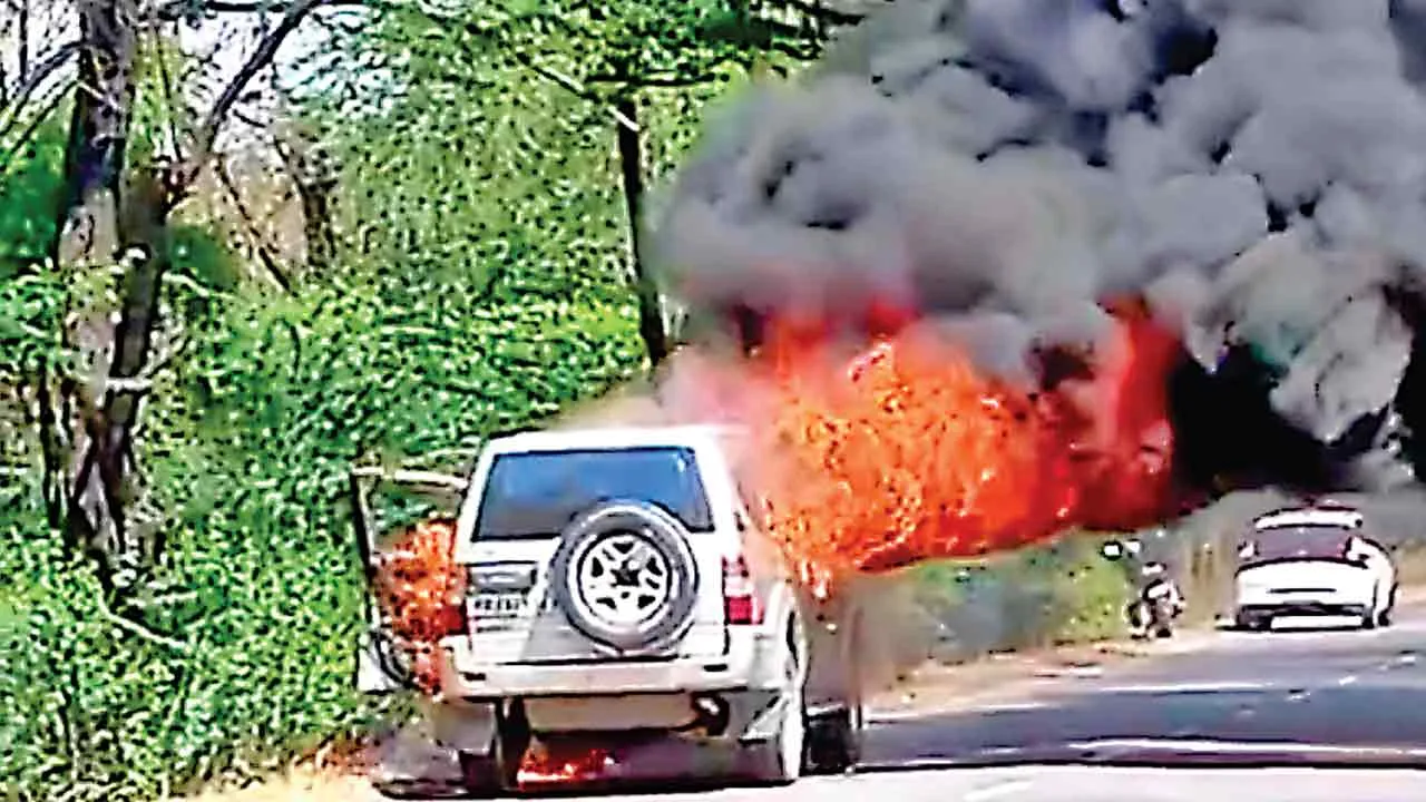 Fire: सड़क पर दौड़ती लग्जरी कार धूं-धूं  कर जल उठी