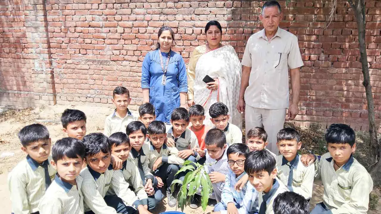 बच्चों ने ली शपथ, जन्मदिन पर लगाएंगे पौधे