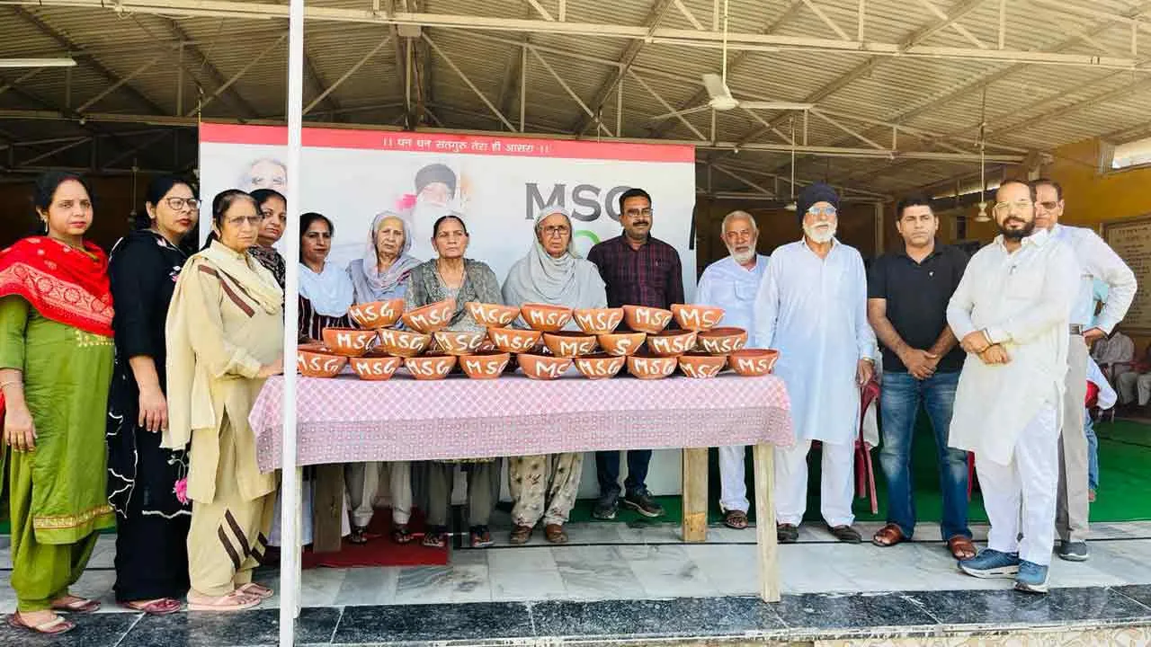 Save Birds: एमएसजी आईटी विंग सेवादारों ने बांटे पक्षियों के लिए सकोरे