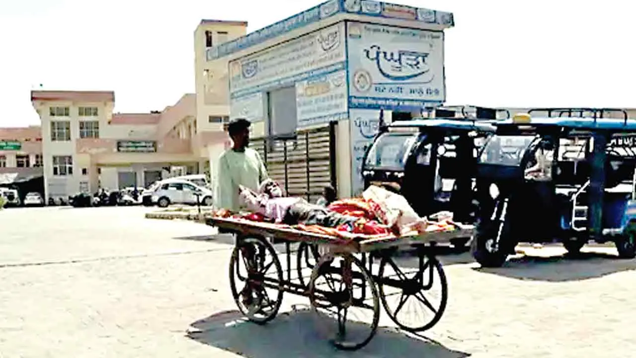 सरकारी एंबुलैस न मिलने पर रेहड़ी पर पिता को घर पहुंचाया