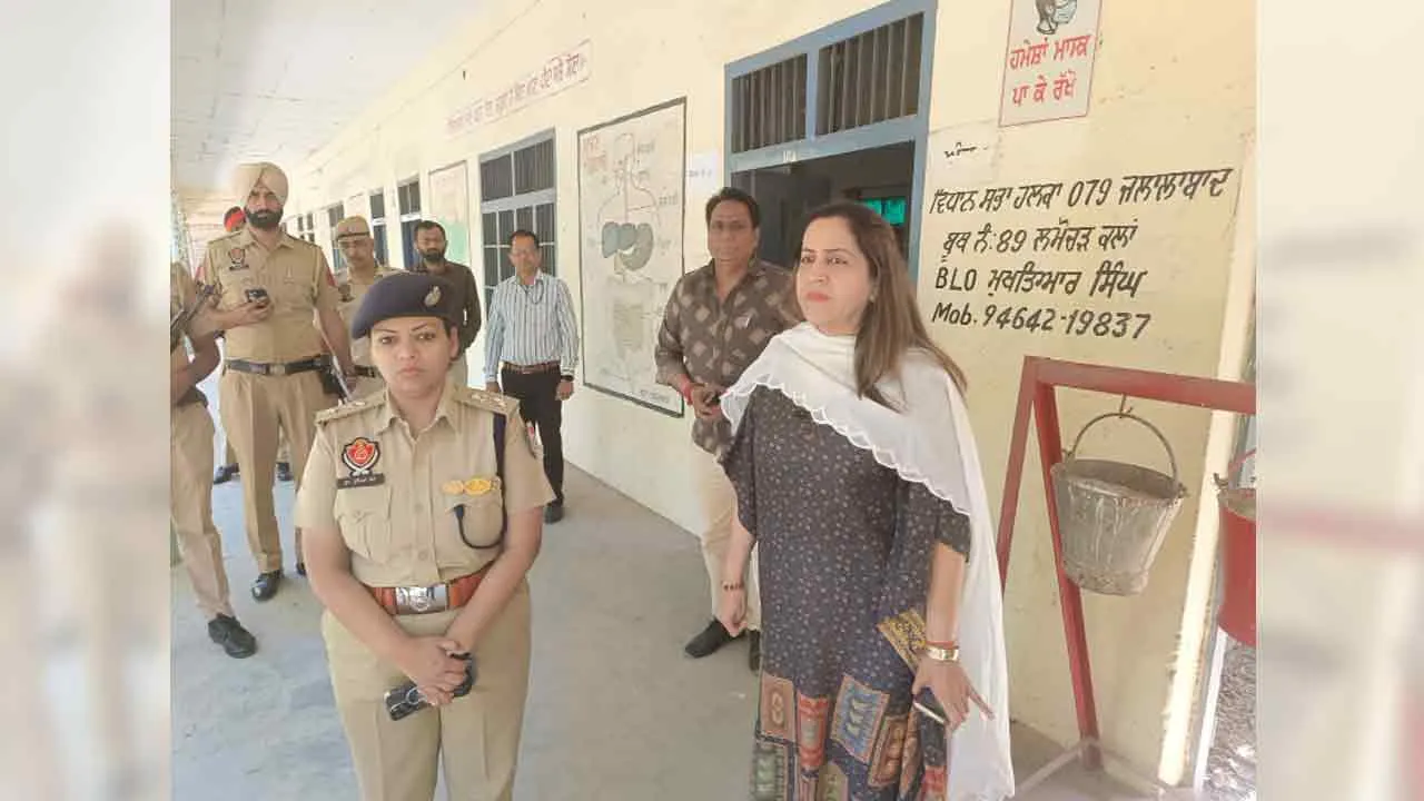 जिला निर्वाचन पदाधिकारी ने किया मतदान केंद्रों का निरीक्षण