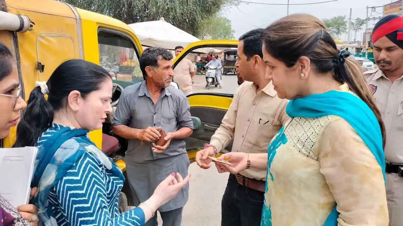 उपायुक्त की देखरेख में स्कूली वाहनों को जांचा