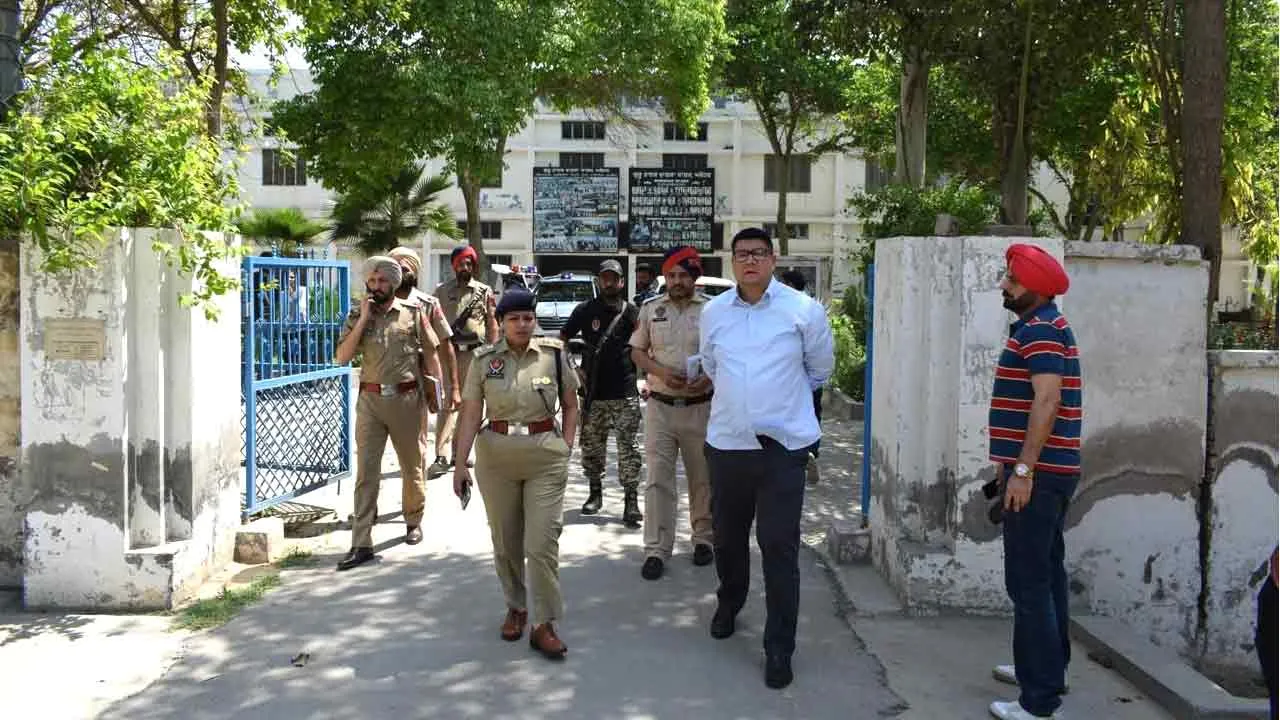 खालसा कॉलेज के बाहर हुई फायरिंग