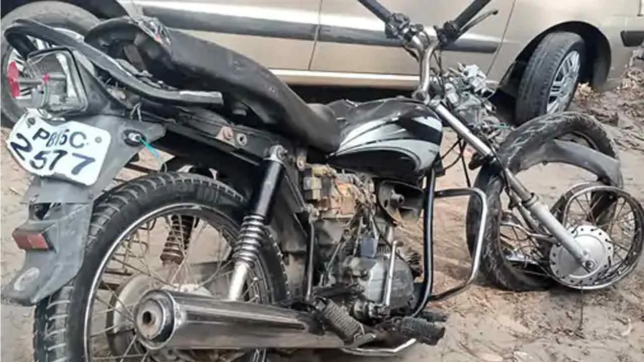 Road Accident: सेना की जिप्सी से टकराई बाइक, दो की मौत