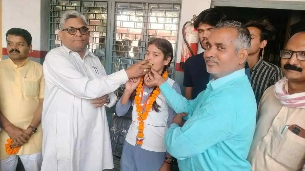 पीआरटी स्कूल की छात्रा रौनक बनी जिला टॉपर