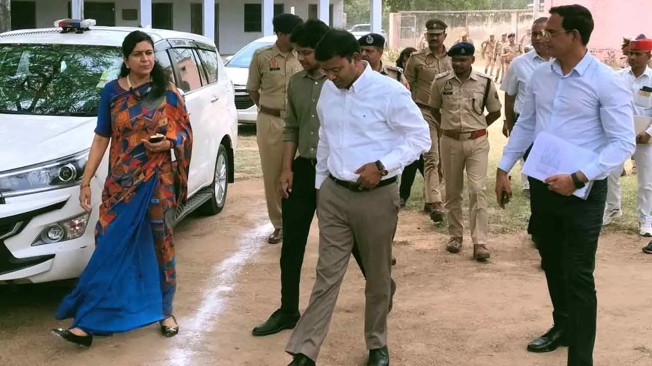 मंडलायुक्त तथा आईजी ने जिले के अधिकारियों संग किया बूथों का निरीक्षण