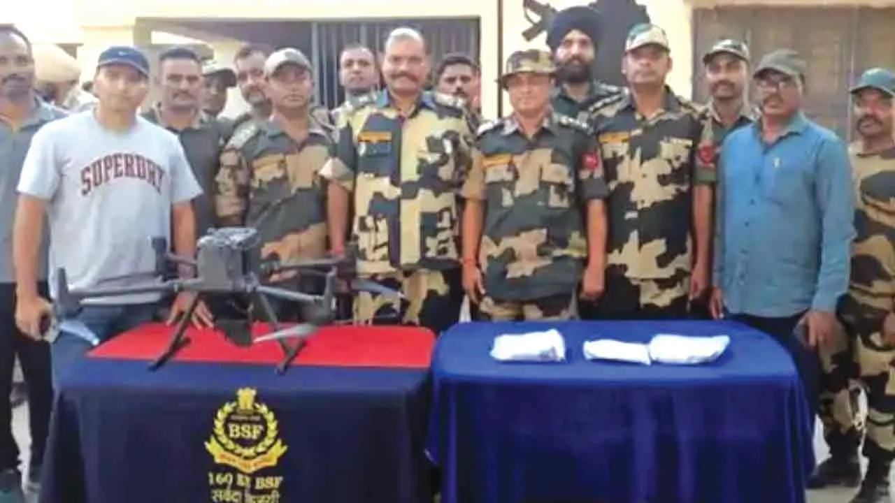 बीएसएफ ने तीन पैकेट हेरोइन व पाक ड्रोन पकड़ा