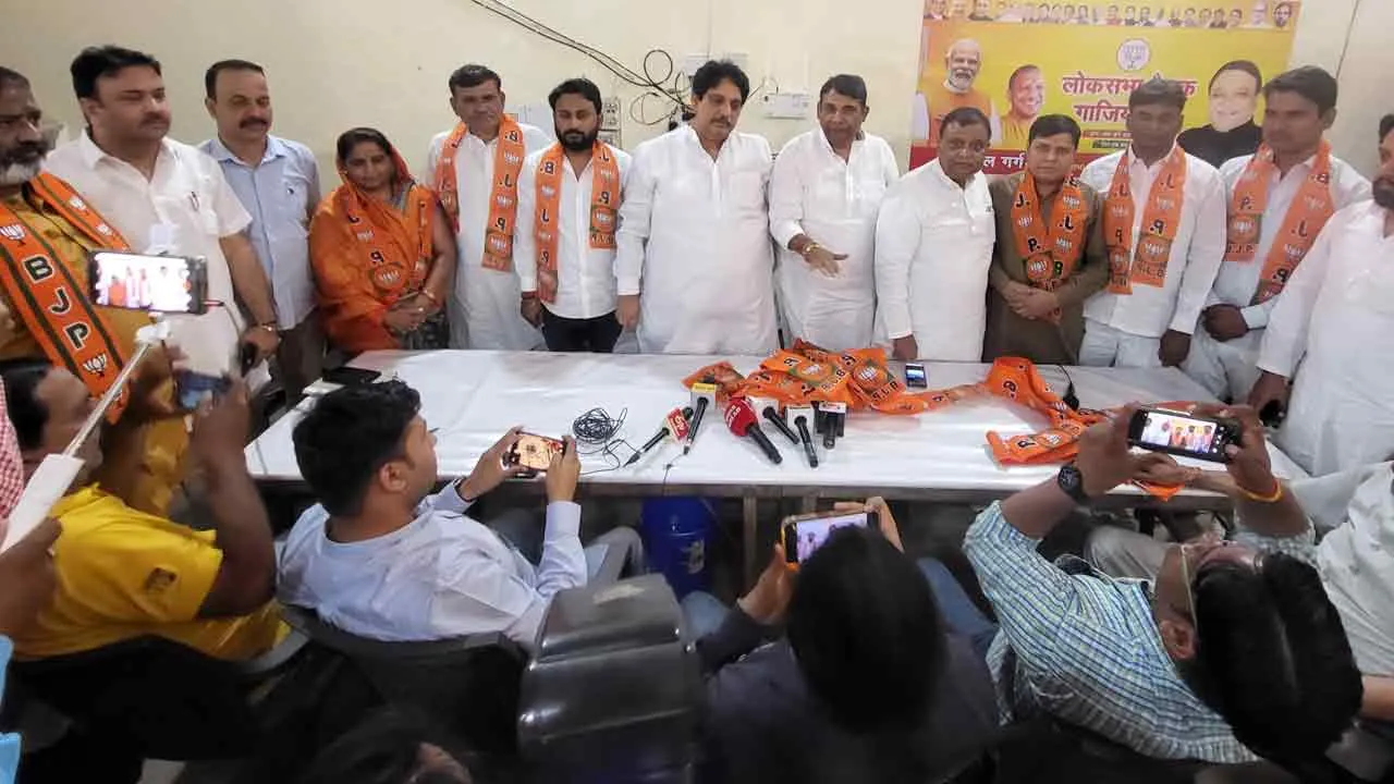 खोड़ा नगर पालिका के आधा दर्जन सभासद भाजपा में हुए शामिल