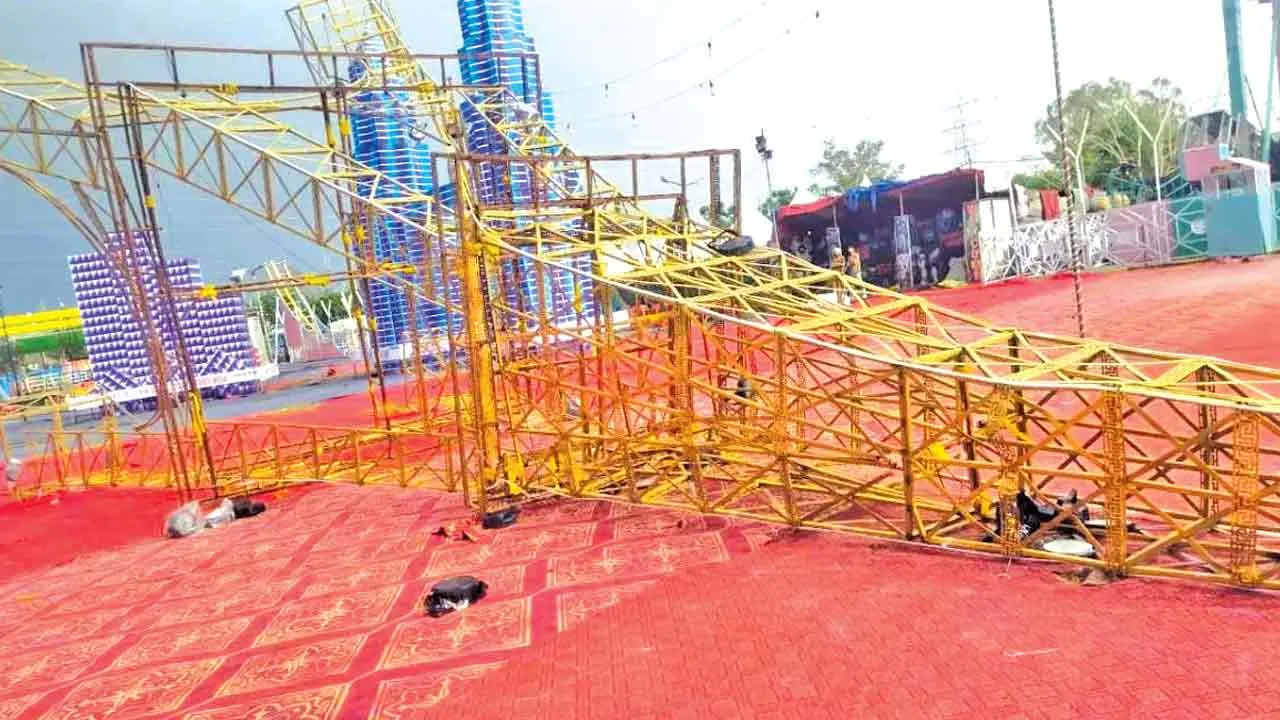 तेज आंधी के कारण गिरा टॉवर, एक युवक की मौत