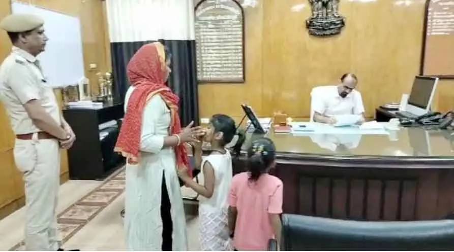 मुख्यमंत्री के सामने बच्चों सहित आत्महत्या करने की दी चेतावनी