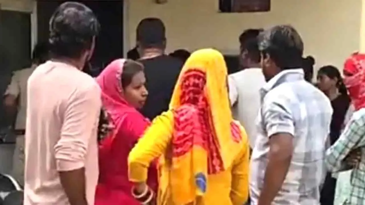 पुलिस के पास फरियाद लेकर आई महिला व चौकी प्रभारी भिड़े