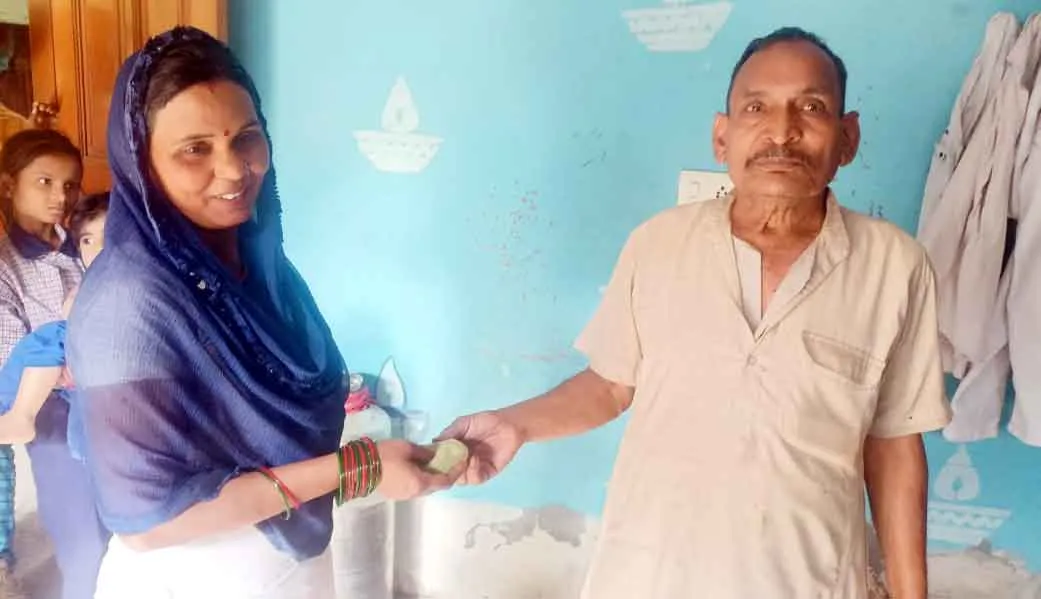 Panipat: रेहड़ी वाले की ईमानदारी, ज्वेलरी भरा पर्स वापिस लौटाया
