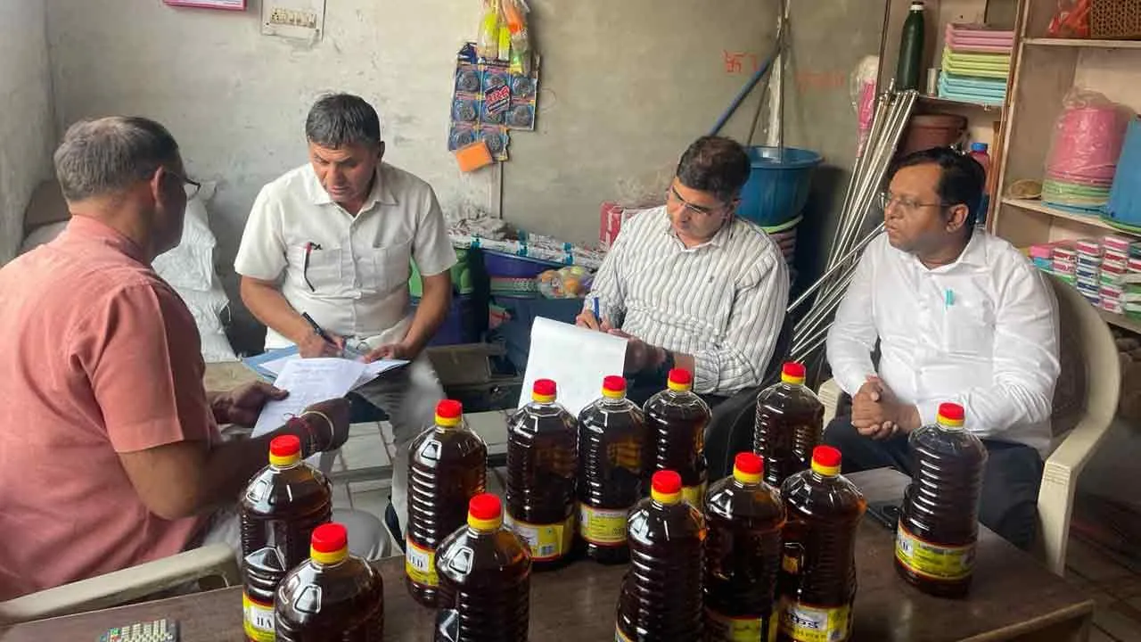 CM Flying Raid: राशन डिपो पर सीएम फलाइंग की टीम ने किया औचक निरीक्षण, सरसों के तेल के लिए सेंपल