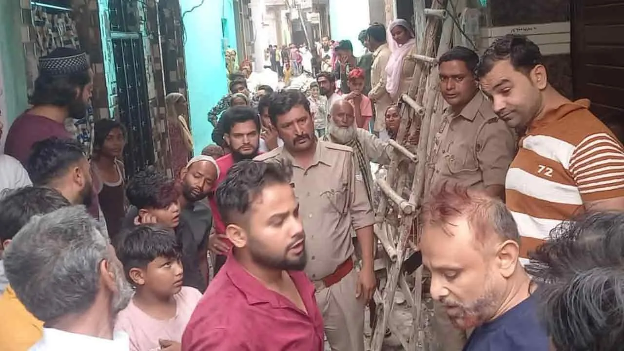 सीसीटीवी कैमरों को लेकर दो पक्ष भिड़े, तीन घायल
