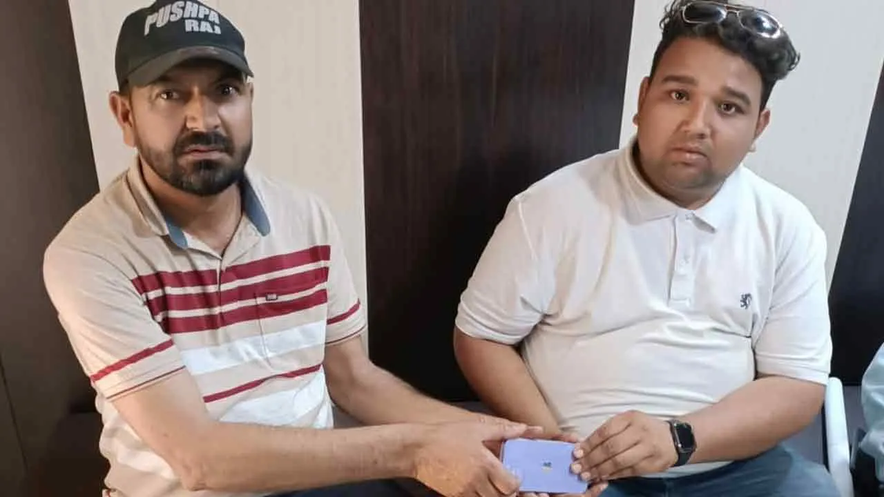 Honesty: सेवादार ने गुम हुआ मोबाइल उसके मालिक को सौंपा