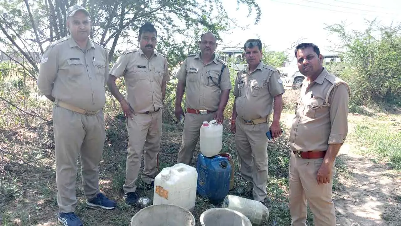 आबकारी टीम के अभियान में 25 लीटर कच्ची शराब बरामद