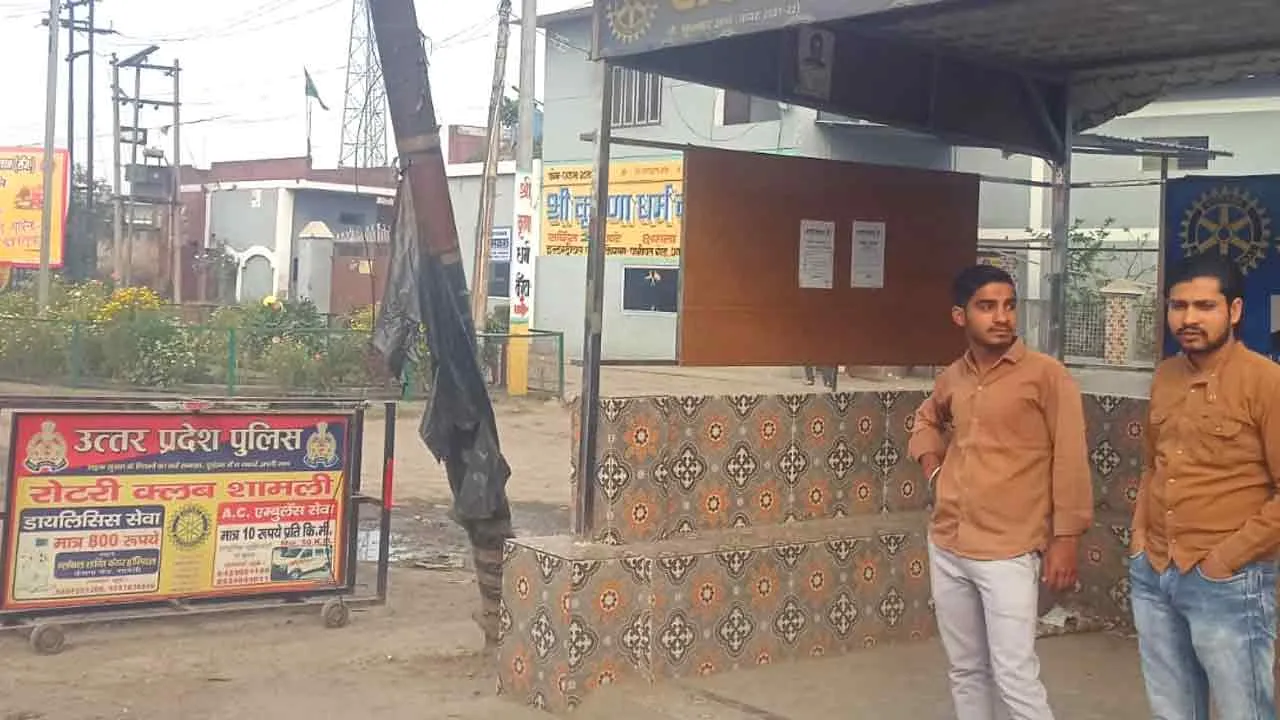 हादसे को दावत दे रहे झुके हुए विद्युत पोल, जिम्मेदार बेपरवाह