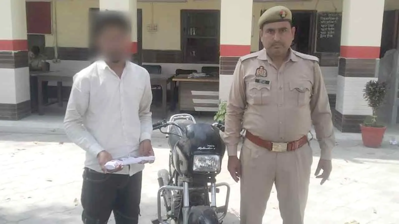 चोरी की बाइक व अवैध हथियार बरामद, आरोपी दबोचा