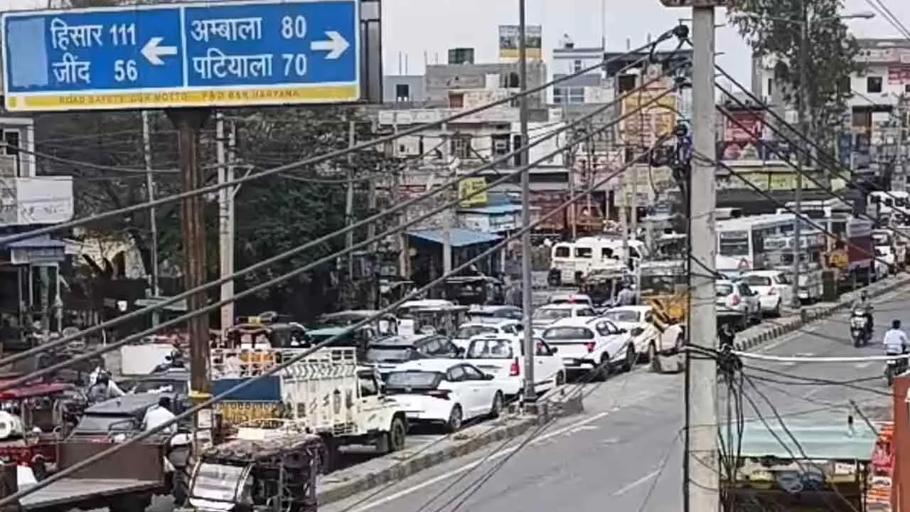 तेल खत्म होने पर लगा लम्बा जाम, जेसीबी से खुलवाया जाम