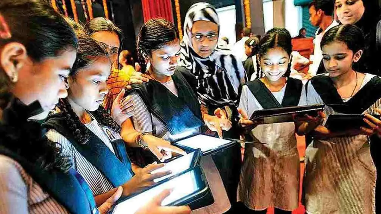 नए शैक्षणिक सत्र के लिए विद्यार्थियों को 3 मई तक दे दिए जायेगे टेबलेट, विभाग ने पत्र जारी कर दिए निर्देश