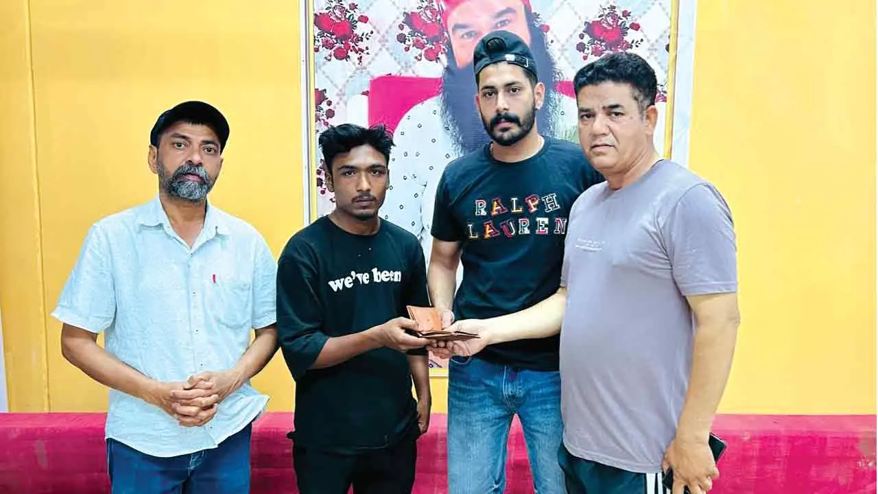 पैसों से भरा पर्स भी डगमगा ना पाया लवली इन्सां का इमान