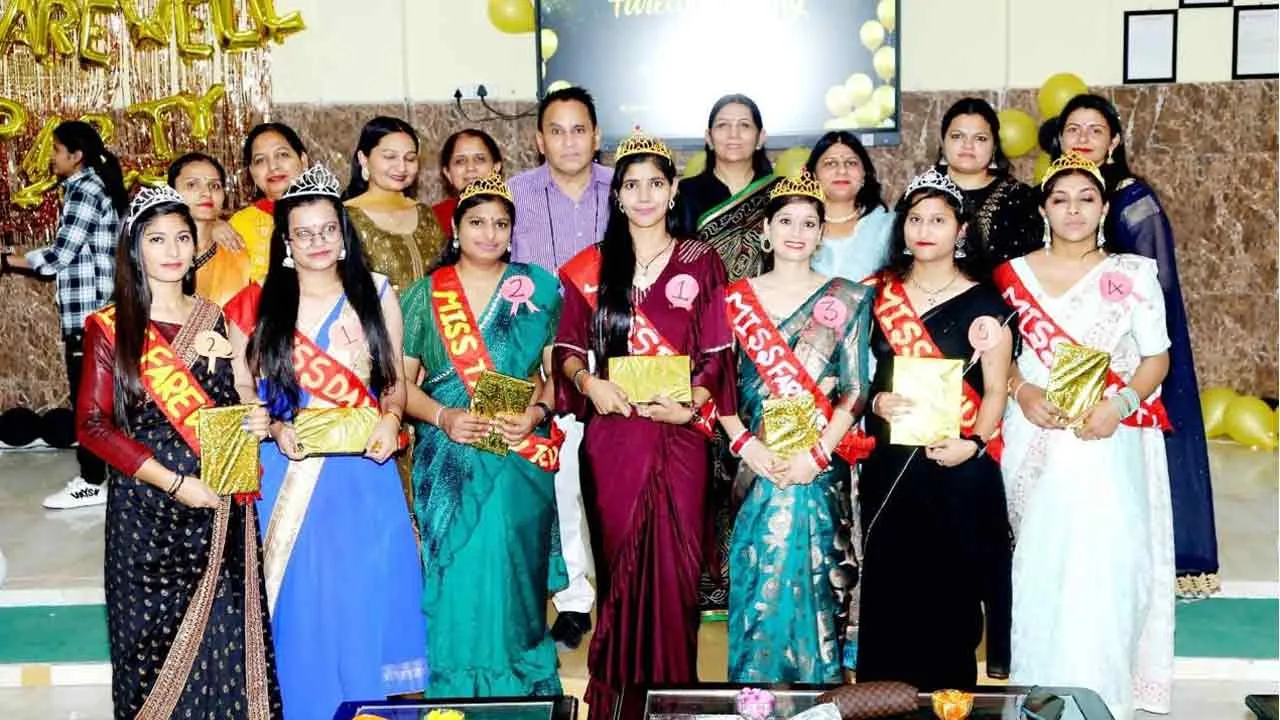 अंजलि मिस फेयरवेल व रवीना मिस ब्यूटीफुल का मिला पुरस्कार