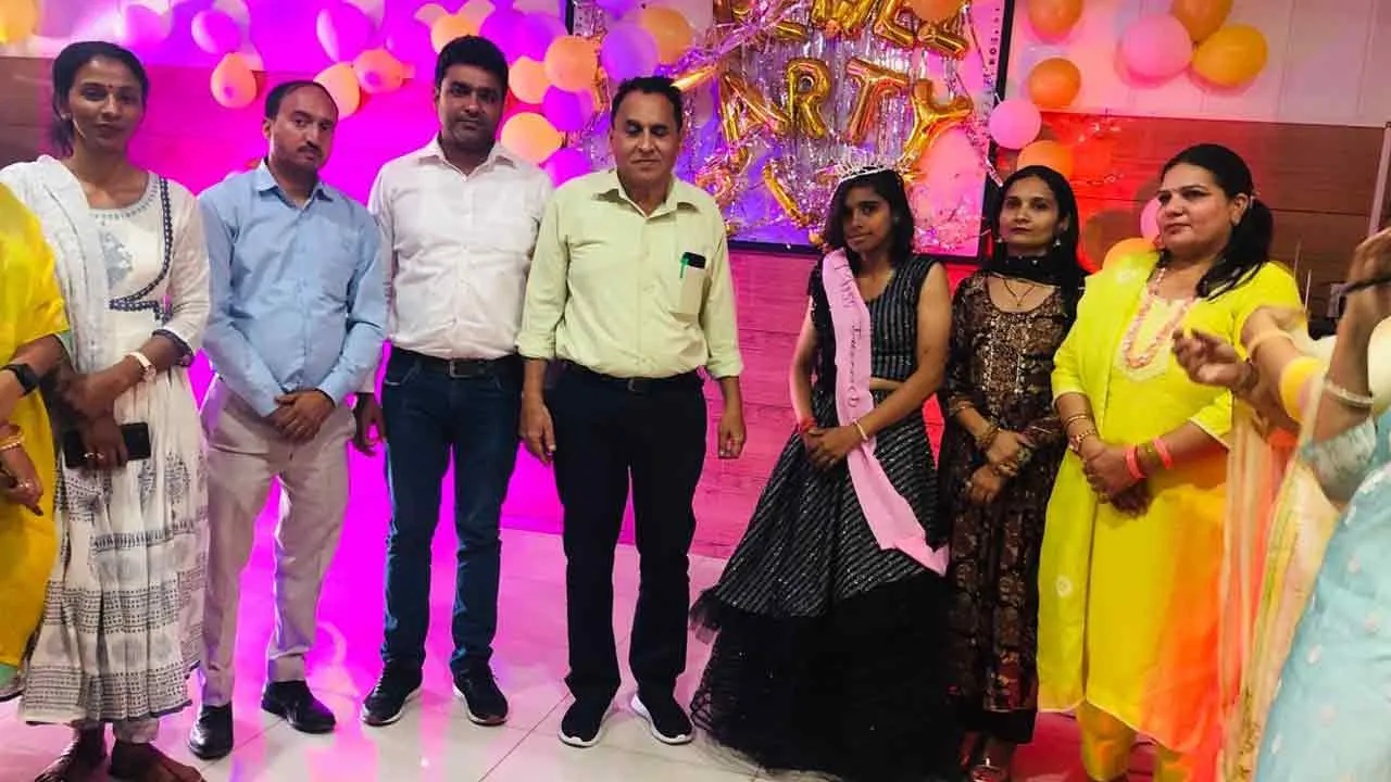 जूनियर ने सीनियर छात्राओं को दी विदाई पार्टी