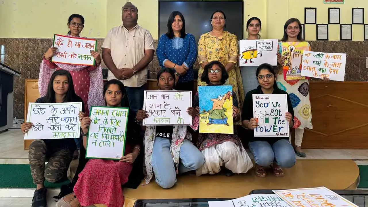 कार्टून बनाने में साक्षी व स्लोगन लिखने में विनीता रही प्रथम