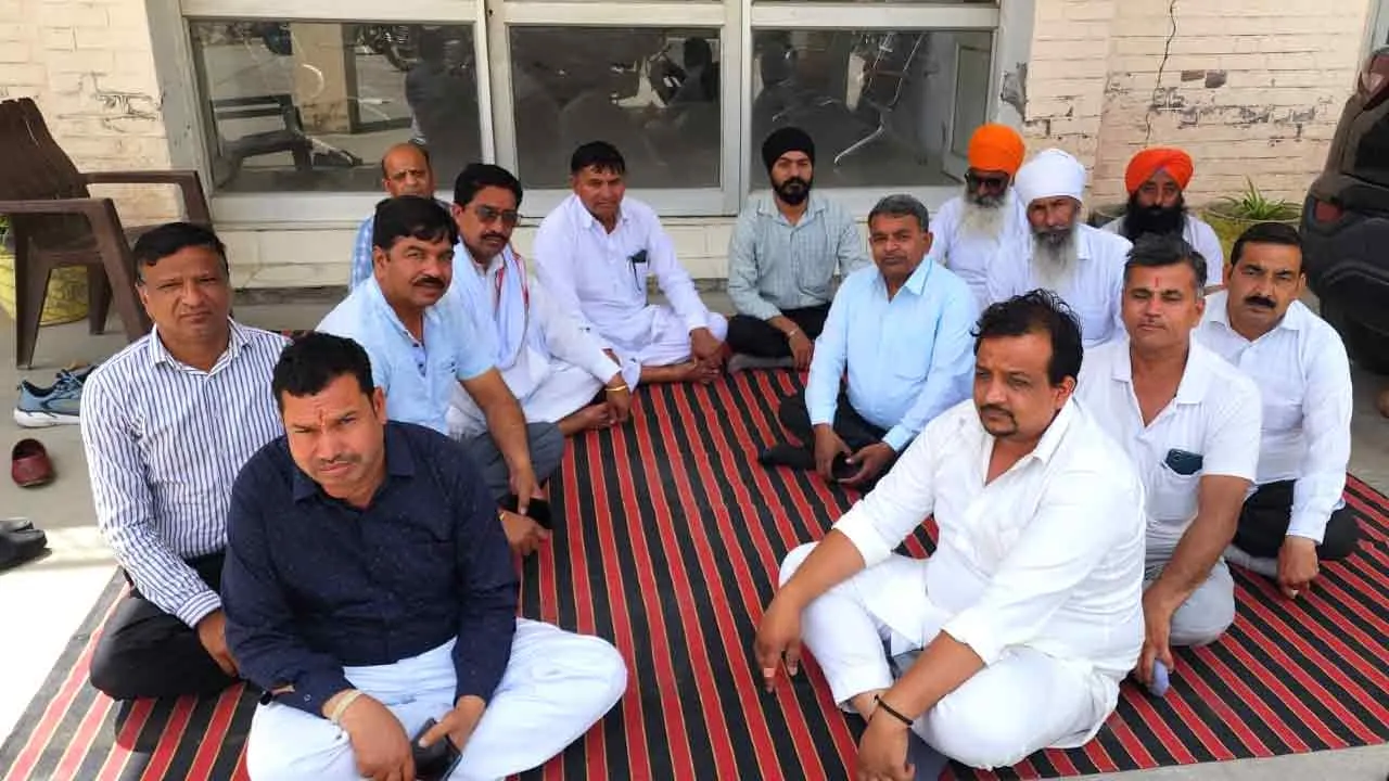 गेहूं का सीजन शुरू होने से पहले ही व्यापारी हड़ताल पर उतर आए