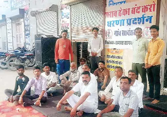 सावतसर में शराब ठेका हटाओ धरना सातवें दिन जारी, प्रशासन मौन
