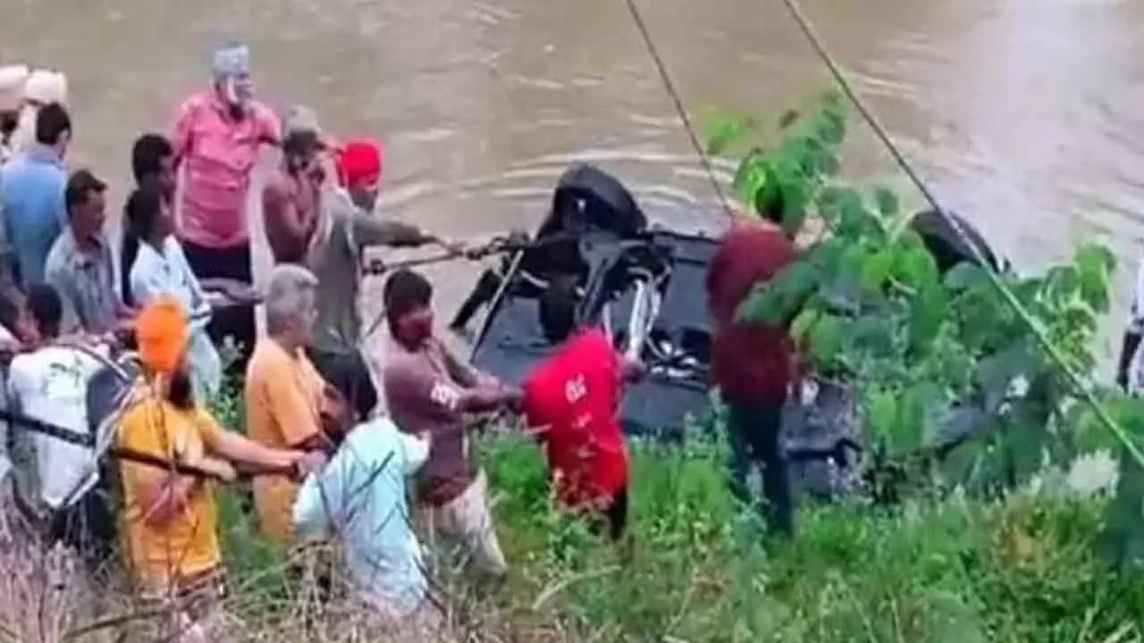 Road Accident: अनियंत्रित होकर नहर में गिरी कार से शव बरामद