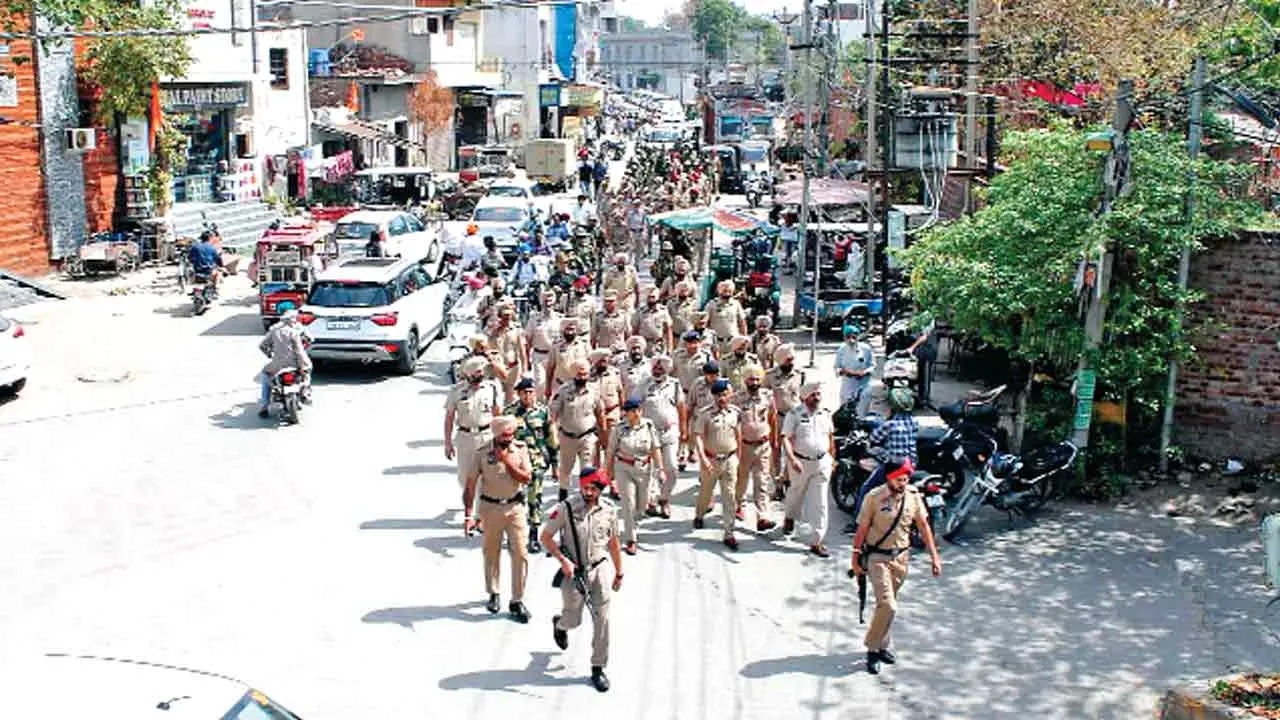 लोस चुनाव: पुलिस व अर्धसैनिक बलों ने निकाला फ्लैग मार्च