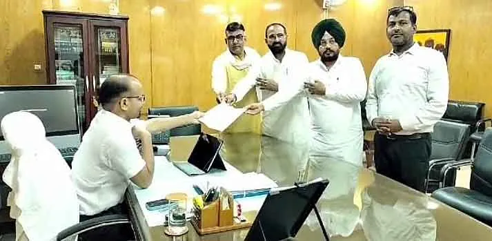किसानों पर राजनैतिक दबाव में मुकदमे दर्ज करने का आरोप