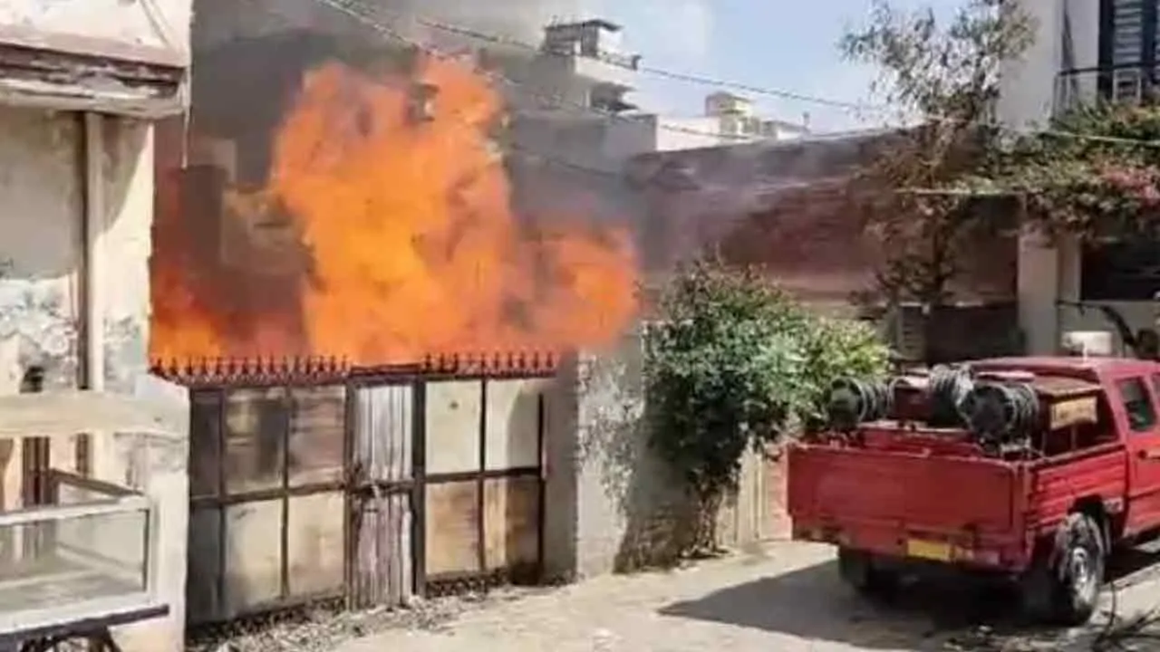 Fire: गोदाम में लगी आग, लाखों का नुक्सान का अनुमान