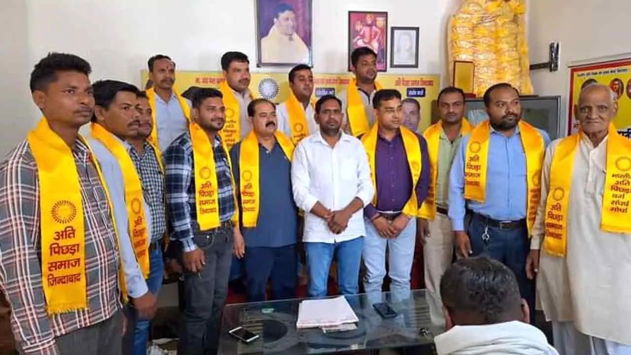 प्रजापति समाज के दर्जनों लोग पिछड़ा वर्ग संघर्ष मोर्चा में शामिल