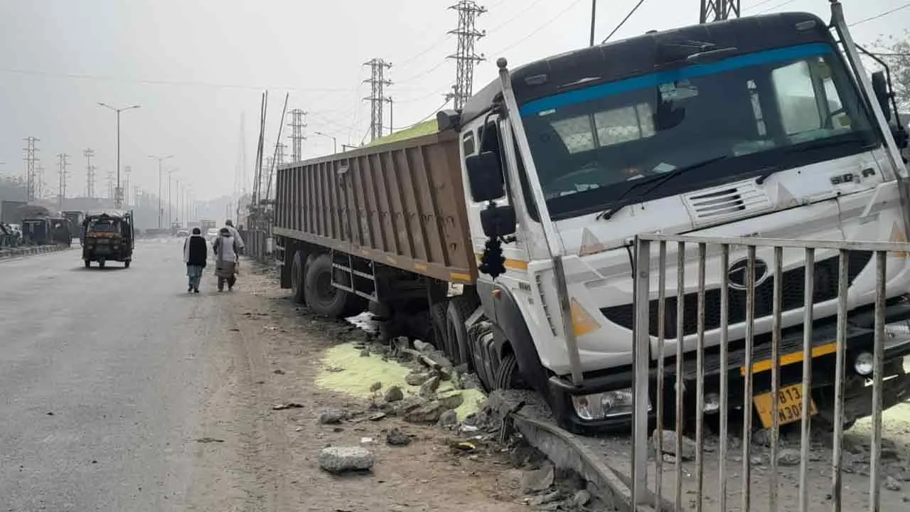 नियमों के विरुद्ध बने स्पीड ब्रेकर दे रहे हादसों को न्योता