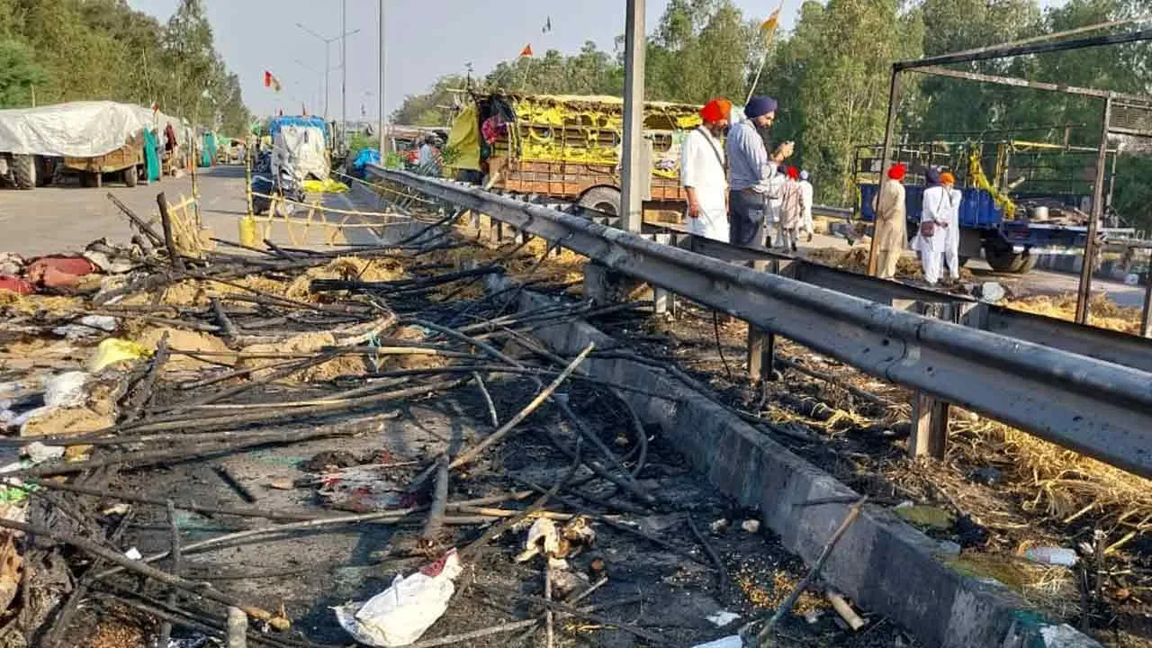 किसानों द्वारा शंभू बॉर्डर पर बनाए तंबुओं में लगी आग