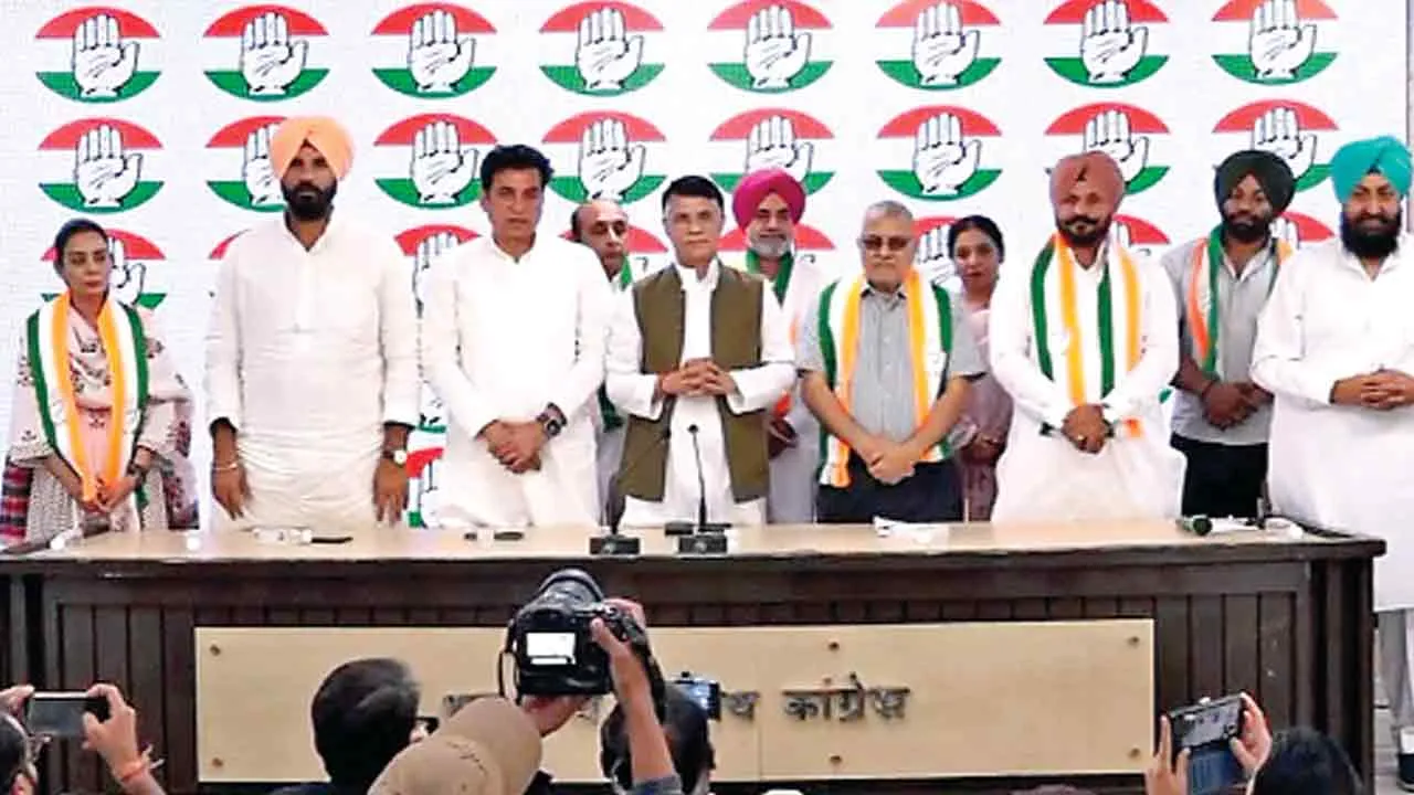 Congress: ‘आप’ के पूर्व सांसद डॉ. गांधी ने थामा कांग्रेस का हाथ